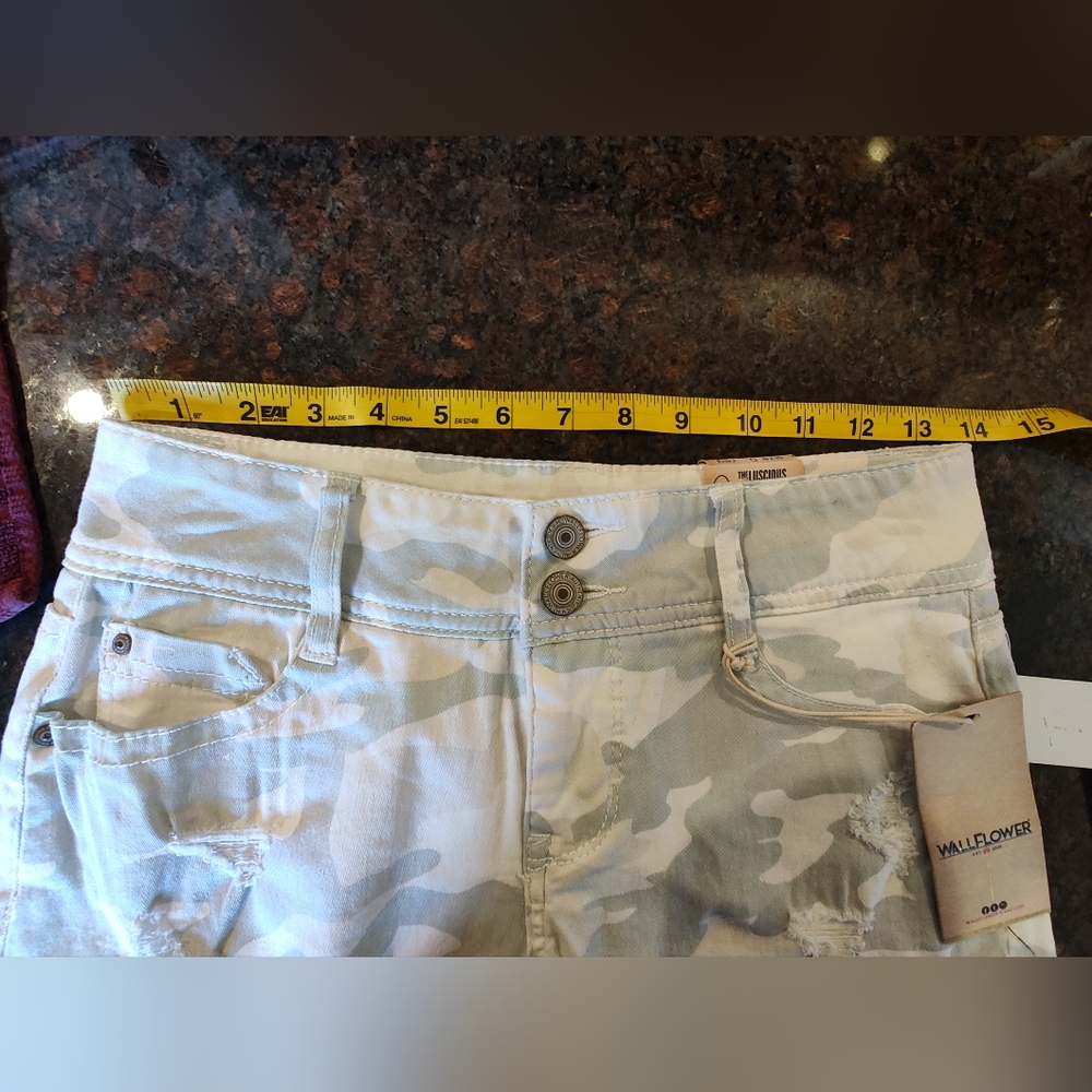 NWT Wallflower Women's Camouflage Denim Shorts - Cream/Gray/Green, Size 0 - Picture 10 of 11